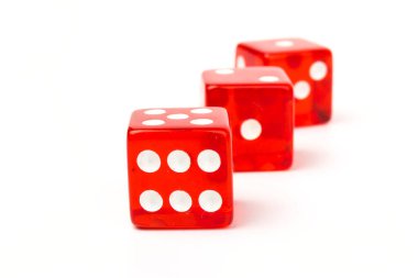 Kavramsal imaj, dünya çapındaki kumar veya yatırım risklerinde meslekleri veya kariyeri temsil eder. Beyaz arka planda şeffaf kırmızı zarlar