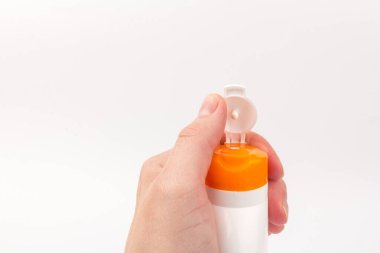 Beyaz arka planda güneş kremi şişesi var. Sağlık kavramları ve cilt bakımı