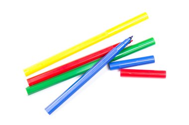 Beyaz arka planda izole edilmiş renkli kalemler. Çocuklar canlı boya aletleri, çeşitli renk paletleri. Ofis ışıklandırıcıları tasarım elemanları