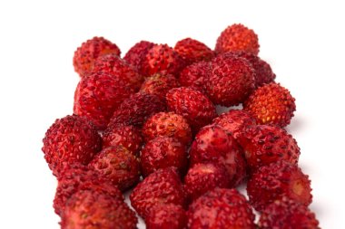 Beyaz arka planda izole edilmiş yabani çilekli makro. Sulu, olgun meyveler.