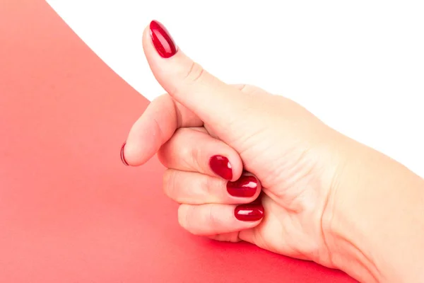 Zbliżenie Rąk Młodej Kobiety Ciemnoczerwonym Manicure Paznokciach Białym Czerwonym Tle — Zdjęcie stockowe