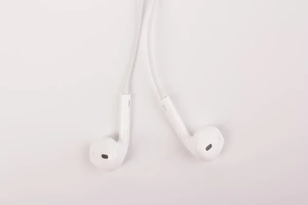 ポータブル機器で音楽や音を聴くための白いヘッドフォン 白い背景に接続するための音楽プレーヤー スマートフォン ノートパソコンやジャック — ストック写真