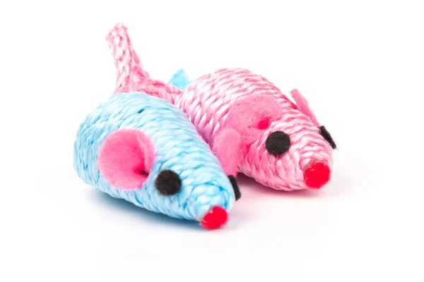 배경에 고양이를 마리의 파란색과 분홍색 장난감 — 스톡 사진