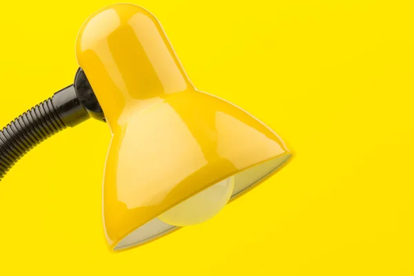 Lâmpada Secretária Amarela Isolada Fundo Amarelo Conceito Dia Noite — Fotografia de Stock