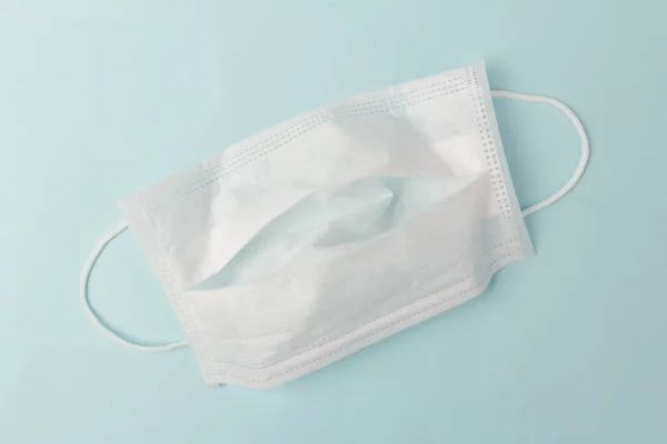 Wit Medisch Masker Geïsoleerd Blauwe Achtergrond Gezichtsmasker Bescherming Tegen Vervuiling — Stockfoto