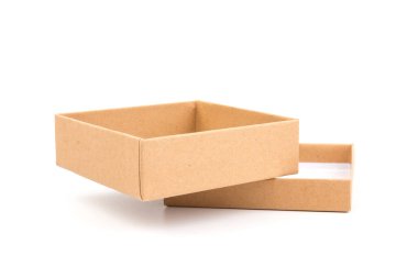 Beyaz arka planda küçük kahverengi karton kutu. Tasarım için model