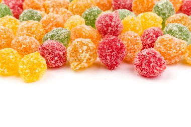 Beyaz arkaplanda izole edilmiş şekerli renkli şekerler 