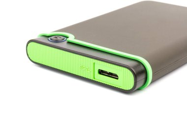 yakın plan beyaz arkaplandaki yedekleme için harici sabit disk