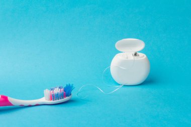 Ağız temizliği için diş ipi dağıtıcısı. Diş temizleme aracı arkaplan resmi.