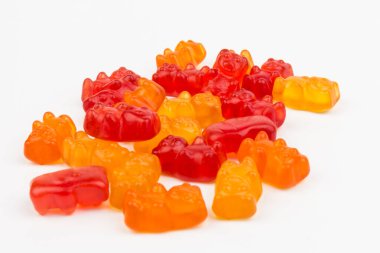 Çocuklar için vitaminler. Beyaz arka planda jöle şekeri gibi. Yakın plan.