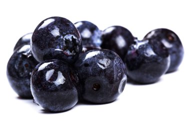 Güzel bir avuç buzlu yaban mersini yakın plan, beyaz arka planda izole edilmiş.