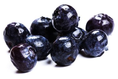 Güzel bir avuç buzlu yaban mersini yakın plan, beyaz arka planda izole edilmiş.