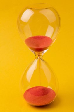 Zaman geçerken kum saatinin sıcak modu. Hayat geçiyor. Hayatın anlamı