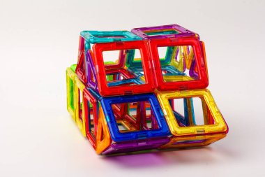 Motor becerilerin, düşüncenin ve hayal gücünün gelişimi için manyetik tasarımcı. Çocukların manyetik tasarımcısının çok renkli parçalarından inşa edilen yapı.