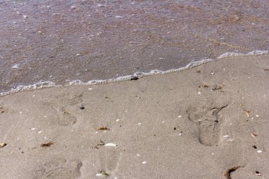 Kumsalda köpük salla. Geçmişe odaklan. Tatil kavramı.