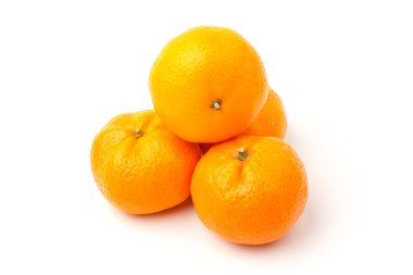 Olgun mandalina turuncuları beyaz arka planda izole edilmiş mandalina portakalı. 