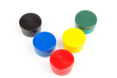 Beyaz arka planda çocukların yaratıcılığı için farklı renkte boyalar bulunan plastik kavanozlar. Çizim için malzemeler, yaratıcılık, erken çocukluk gelişimi.