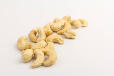 Beyaz arka planda çiğ kaju fıstığı. Kırpma yolu ile paket tasarımı ögesi