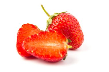 Beyaz arka planda izole edilmiş olgun çilekler, metin için yer