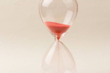 Zaman geçerken kum saatinin sıcak modu. Hayat geçiyor. Hayatın anlamı