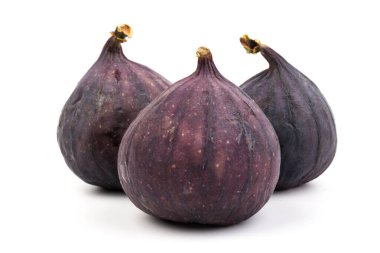 Beyaz arka planda mor incirler. Olgun incir meyvesi.