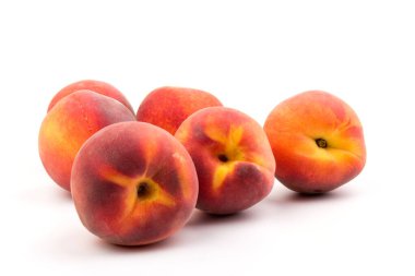 Yaz şeftali arkaplanı. Beyaz arka planda olgun sulu şeftaliler. Boşluğu kopyala. 