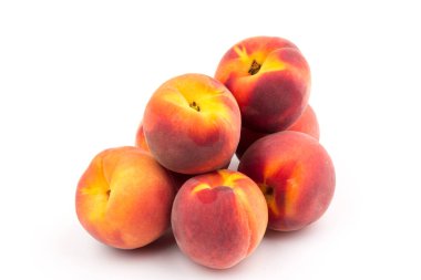 Yaz şeftali arkaplanı. Beyaz arka planda olgun sulu şeftaliler. Boşluğu kopyala. 