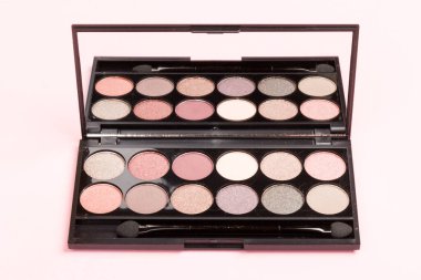 Makyaj ve ofis kıyafet kodu kavramı. Gül arkaplan görünümlü bej, gül ve kahverengi tonlu gölgelerin çıplak paleti