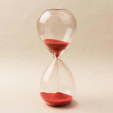 Zaman geçerken kum saatinin sıcak modu. Hayat geçiyor. Hayatın anlamı