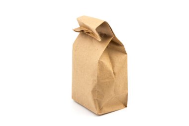 Beyaz zemin üzerinde izole edilmiş kahverengi kraft kağıdı tam kağıt çanta, plastik ambalaj reddedilme konsepti, tasarımcı şablonu, temas kurulamayan ürün teslimatı için ambalaj