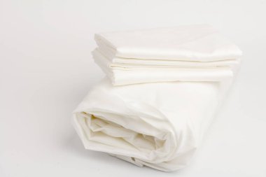 Beyaz arkaplanda temiz çarşaf yığını, yakın plan.