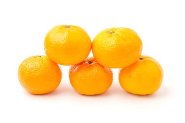 Olgun mandalina turuncuları beyaz arka planda izole edilmiş mandalina portakalı. 