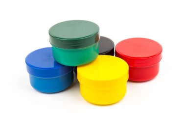 Beyaz arka planda çocukların yaratıcılığı için farklı renkte boyalar bulunan plastik kavanozlar. Çizim için malzemeler, yaratıcılık, erken çocukluk gelişimi.