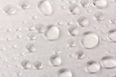 Renkli arka planda bir damla su. Seçici odak.