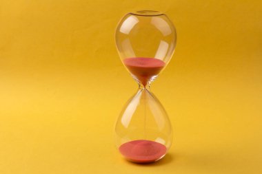 Zaman geçerken kum saatinin sıcak modu. Hayat geçiyor. Hayatın anlamı