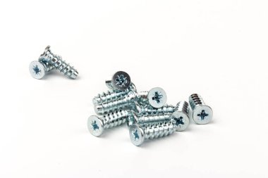 Metal civatalar beyaz arka planda izole edilmiş. Fasteners ekipmanı. Donanım araçları.