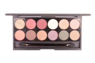 Makyaj ve ofis kıyafet kodu kavramı. Beyaz arkaplan görünümlü bej, gül ve kahverengi tonlu gölgelerin çıplak paleti