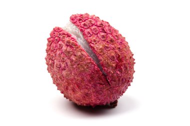 Lezzetli taze liçi beyaz arkaplanda izole edilmiş.