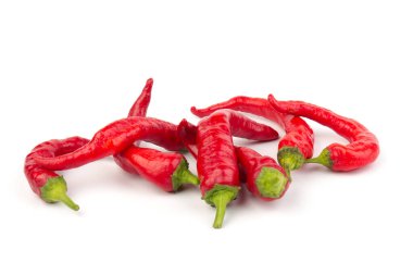 Beyaz arkaplanda sıcak kırmızı biber veya kırmızı biber izole edilmiş..