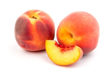 Yaz şeftali arkaplanı. Beyaz arka planda olgun sulu şeftaliler. Boşluğu kopyala. 