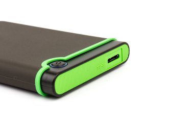 yakın plan beyaz arkaplandaki yedekleme için harici sabit disk