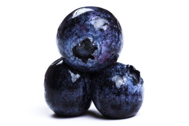 Güzel bir avuç buzlu yaban mersini yakın plan, beyaz arka planda izole edilmiş.