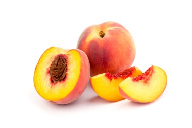 Yaz şeftali arkaplanı. Beyaz arka planda olgun sulu şeftaliler. Boşluğu kopyala. 