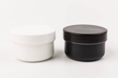 Beyaz arka planda çocukların yaratıcılığı için farklı renkte boyalar bulunan plastik kavanozlar. Çizim için malzemeler, yaratıcılık, erken çocukluk gelişimi.