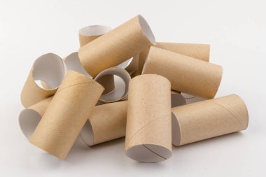 Boş tuvalet kağıdı ruloları ve beyaz arkaplandaki metin için boşluk