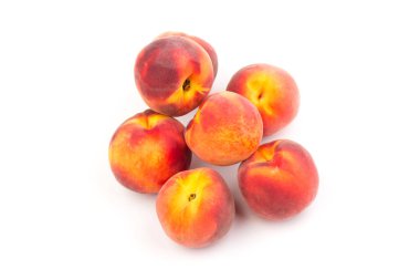 Yaz şeftali arkaplanı. Beyaz arka planda olgun sulu şeftaliler. Boşluğu kopyala. 