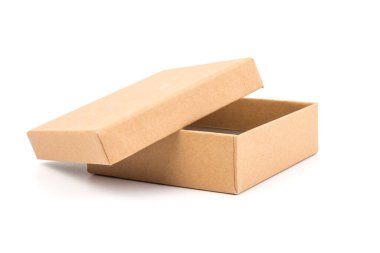 Beyaz arka planda küçük kahverengi karton kutu. Tasarım için model