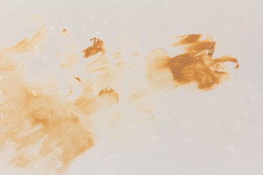 Sıvı bazlı boya darbeleri beyaza izole edilmiş. Kozmetik makyaj vakfı beyaz arka planda izole edilmiş, ton kremi lekeli, kapatıcı. Smar vuruşu.