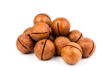 Beyaz izole edilmiş arka planda kesme yolu olan doğal organik fındık. 