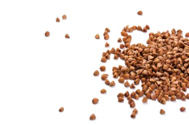 Karabuğday yetişiyor. Bir sürü karabuğday tanesi, dağılmış, yakın plan beyaz arka planda izole edilmiş.